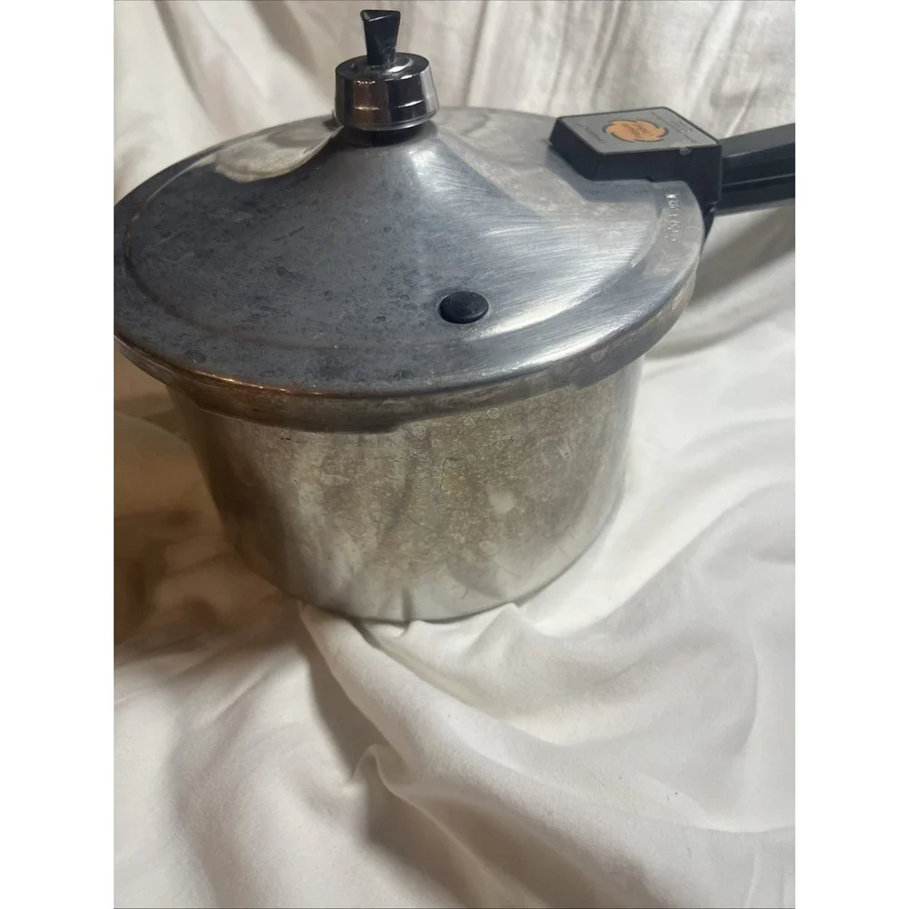 Vintage Presto 4 Qt Aluminum Pressure Cooker Model 21-702 USA With Regulator Lid